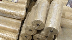 Der Betrieb befasst sich mit der Energieerzeugung und Herstellung von Holzbriketts (Symbolbild).