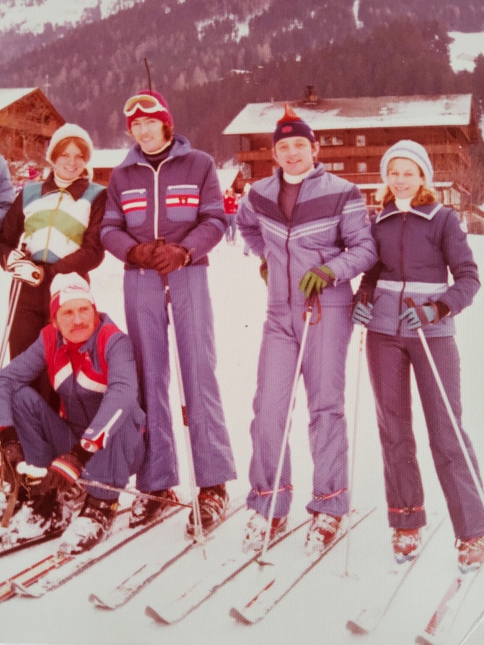 Lex (sitzend) mit einer Gruppe, die Mode verrät die 70er Jahre.