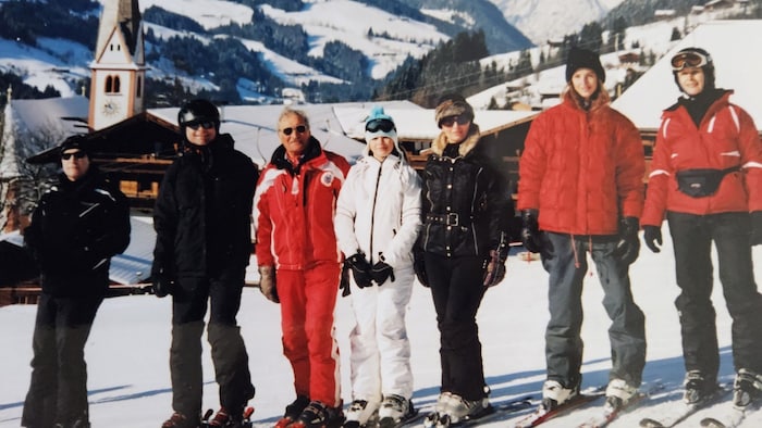 Der passionierte Skilehrer (3. v. li.) mit einer Gruppe beim Böglerlift nahe des Alpbacher ...
