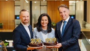 Die Sparkasse-Vorstände Michael Koren, Ulrike Resei &amp; Siegfried Huber (vl) feiern über ...