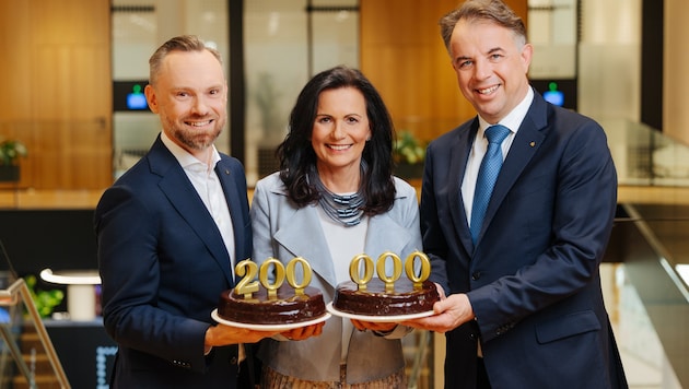 Die Sparkasse-Vorstände Michael Koren, Ulrike Resei & Siegfried Huber (vl) feiern über 200.000 ...