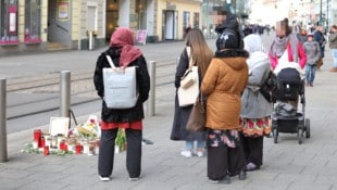 Etliche Passanten bleiben an der Gedenkstelle kurz stehen.