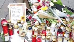 Die provisorische Gedenkstätte an der Linzer Landstraße nach dem Messerangriff vom Wochenende