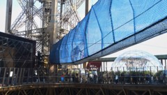 Der Eiffelturm in Paris hat bis zum 3. Mai eine Hängebrücke bekommen.