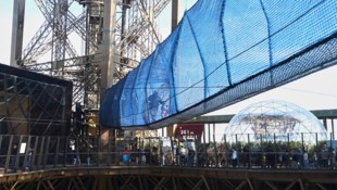 Der Eiffelturm in Paris hat bis zum 3. Mai eine Hängebrücke bekommen.