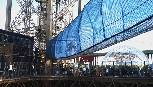 Der Eiffelturm in Paris hat bis zum 3. Mai eine Hängebrücke bekommen.