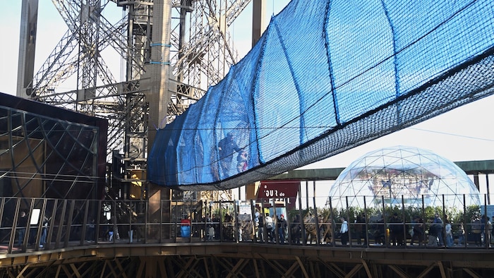 Der Eiffelturm in Paris hat bis zum 3. Mai eine Hängebrücke bekommen.