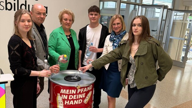 Direktor Antoni, Volkshilfe Präsidentin Dunst sowie SQM Bugnits mit Schülern des BORG Güssing.