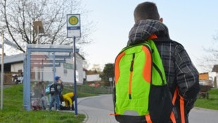 In Scheifling „vergessen“: Schüler warten vergeblich auf den Bus. (Symbolbild)