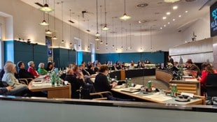 Stundenlang tagte der Gemeinderat. Die heißen Themen wurde erst spätabends aufgetischt.