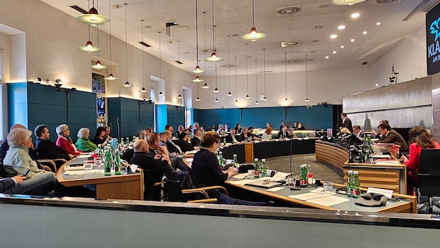 Stundenlang tagte der Gemeinderat. Die heißen Themen wurde erst spätabends aufgetischt.