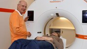 Radiologe Ernst Doringer beim neuen CT-Gerät