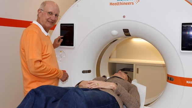 Radiologe Ernst Doringer beim neuen CT-Gerät