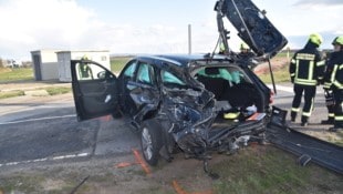 Momente des Schicksals: Die Lenkerin dieses Wracks ließ sich kurz untersuchen, einen Transport ...