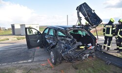 Momente des Schicksals: Die Lenkerin dieses Wracks ließ sich kurz untersuchen, einen Transport ...