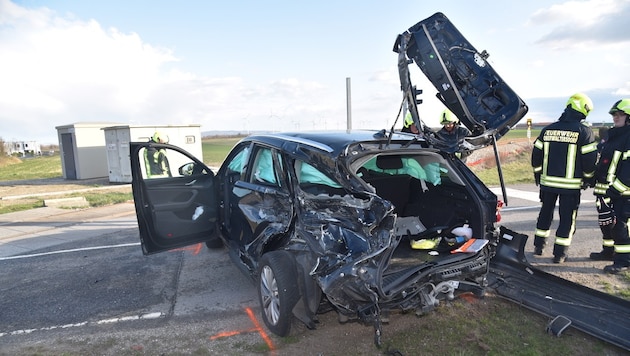 Momente des Schicksals: Die Lenkerin dieses Wracks ließ sich kurz untersuchen, einen Transport ...