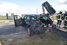 Momente des Schicksals: Die Lenkerin dieses Wracks ließ sich kurz untersuchen, einen Transport ...