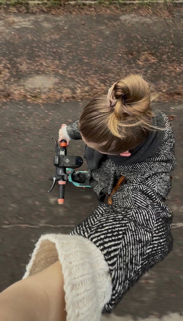 Mit dem Auto brauche ich exakt zehn Minuten in die „Krone“-Redaktion; mit dem Scooter bin ich ...
