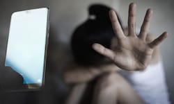 Die kaltblütige Tat wurde gefilmt – mit dem Video erpressten die Männer die Jugendliche.