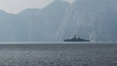 Die USA versuchen nun mittels bunkerbrechenden Bomben die Umklammerung der Iraner in der Straße ...