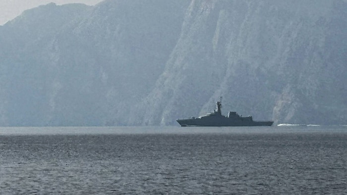 Die USA versuchen nun mittels bunkerbrechenden Bomben die Umklammerung der Iraner in der Straße ...