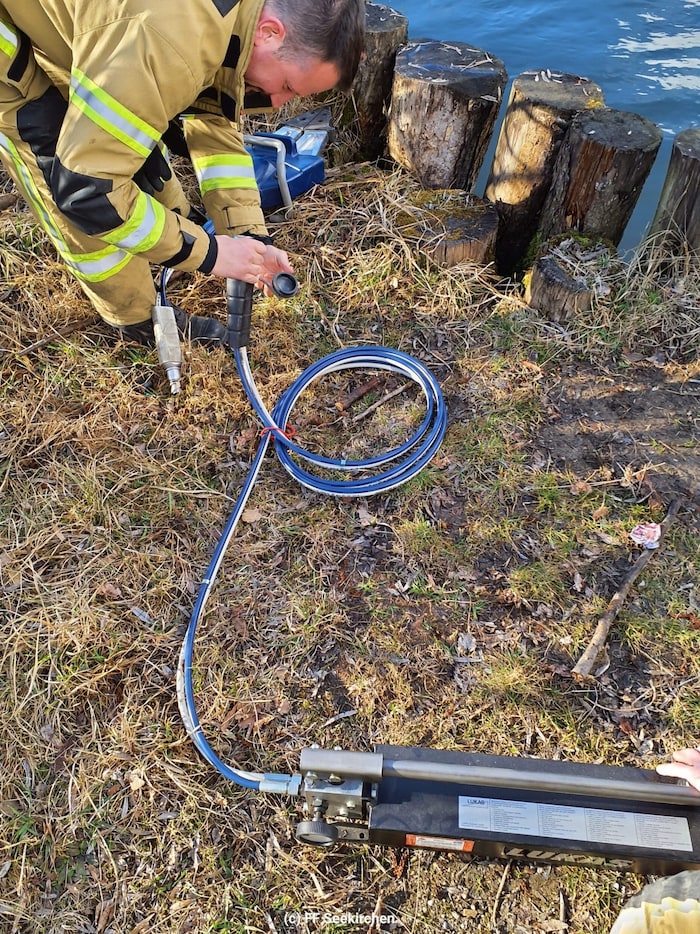 Feuerwehr nutzte einen hydraulischen Spreizer.
