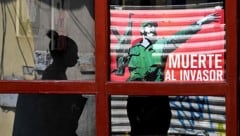 Eindeutige Botschaft an die USA an diesem Schaufenster: „Tod den Invasoren“