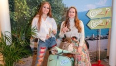 Moderatorin Barbara Meier mit Designerin Niki Osl.