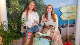 Moderatorin Barbara Meier mit Designerin Niki Osl.