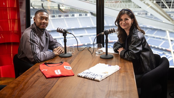 David Alaba (li.) mit Moderatorin Julia Kienast.