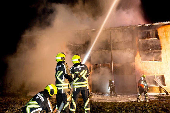 Die gesamte Fassade stand in Flammen.