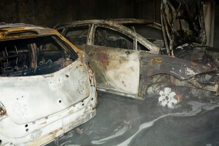 Mindestens zwei Autos brannten völlig aus.