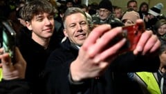 Oppositionschef Péter Magyar genießt das Bad in der Fanmenge und kommuniziert gerne über ...