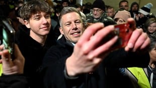 Oppositionschef Péter Magyar genießt das Bad in der Fanmenge und kommuniziert gerne über ...