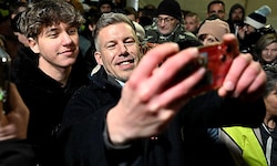 Oppositionschef Péter Magyar genießt das Bad in der Fanmenge und kommuniziert gerne über ...