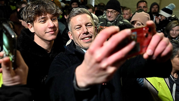 Oppositionschef Péter Magyar genießt das Bad in der Fanmenge und kommuniziert gerne über ...