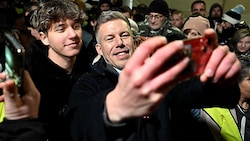 Oppositionschef Péter Magyar genießt das Bad in der Fanmenge und kommuniziert gerne über ...