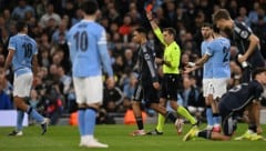 Schiedsrichter Clément Turpin zückte die Rote Karte für Citys Bernardo Silva.