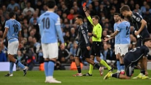 Schiedsrichter Clément Turpin zückte die Rote Karte für Citys Bernardo Silva.