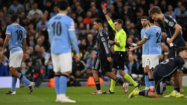 Schiedsrichter Clément Turpin zückte die Rote Karte für Citys Bernardo Silva.