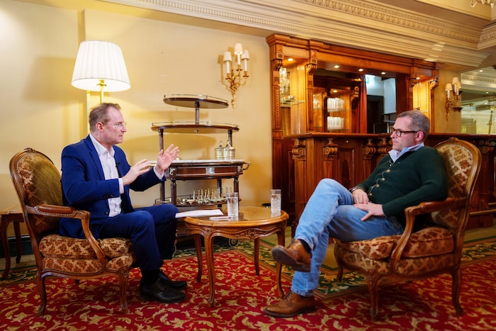 Kommunikationsexperte Gerald Fleischmann im Gespräch mit Ex-„Bild“-Chefredakteur Julian Reichelt ...