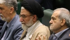 Esmaeil Khatib (Bildmitte), rechts neben ihm ist Irans Präsident Massud Peseschkian zu sehen.