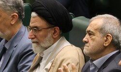 Esmaeil Khatib (Bildmitte), rechts neben ihm ist Irans Präsident Massud Peseschkian zu sehen.