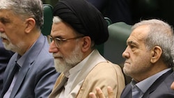 Esmaeil Khatib (Bildmitte), rechts neben ihm ist Irans Präsident Massud Peseschkian zu sehen.