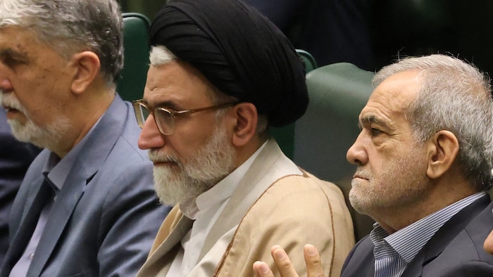 Esmaeil Khatib (Bildmitte), rechts neben ihm ist Irans Präsident Massud Peseschkian zu sehen.