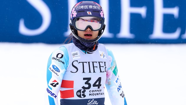 Die Japanerin Asa Ando hängt ihre Skier an den Nagel.