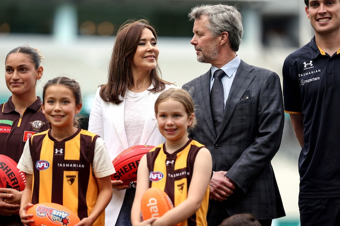 ... und tauscht liebevolle Blicke.