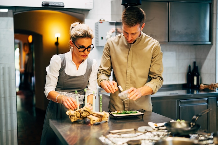 Anja Moritz und Roman Pichler locken in ihr Sterne-Lokal internationales Publikum, punkten mit ...