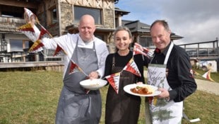 Die Hüttenwirte Peter Aschbacher und Nina Strafner feiern ihren Sterne-Koch Stefan Lastin. 