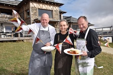 Die Hüttenwirte Peter Aschbacher und Nina Strafner feiern ihren Sterne-Koch Stefan Lastin. 